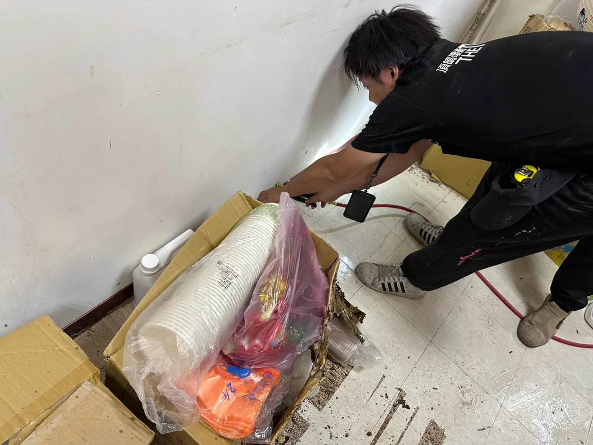 技師搬開紙箱檢查地面