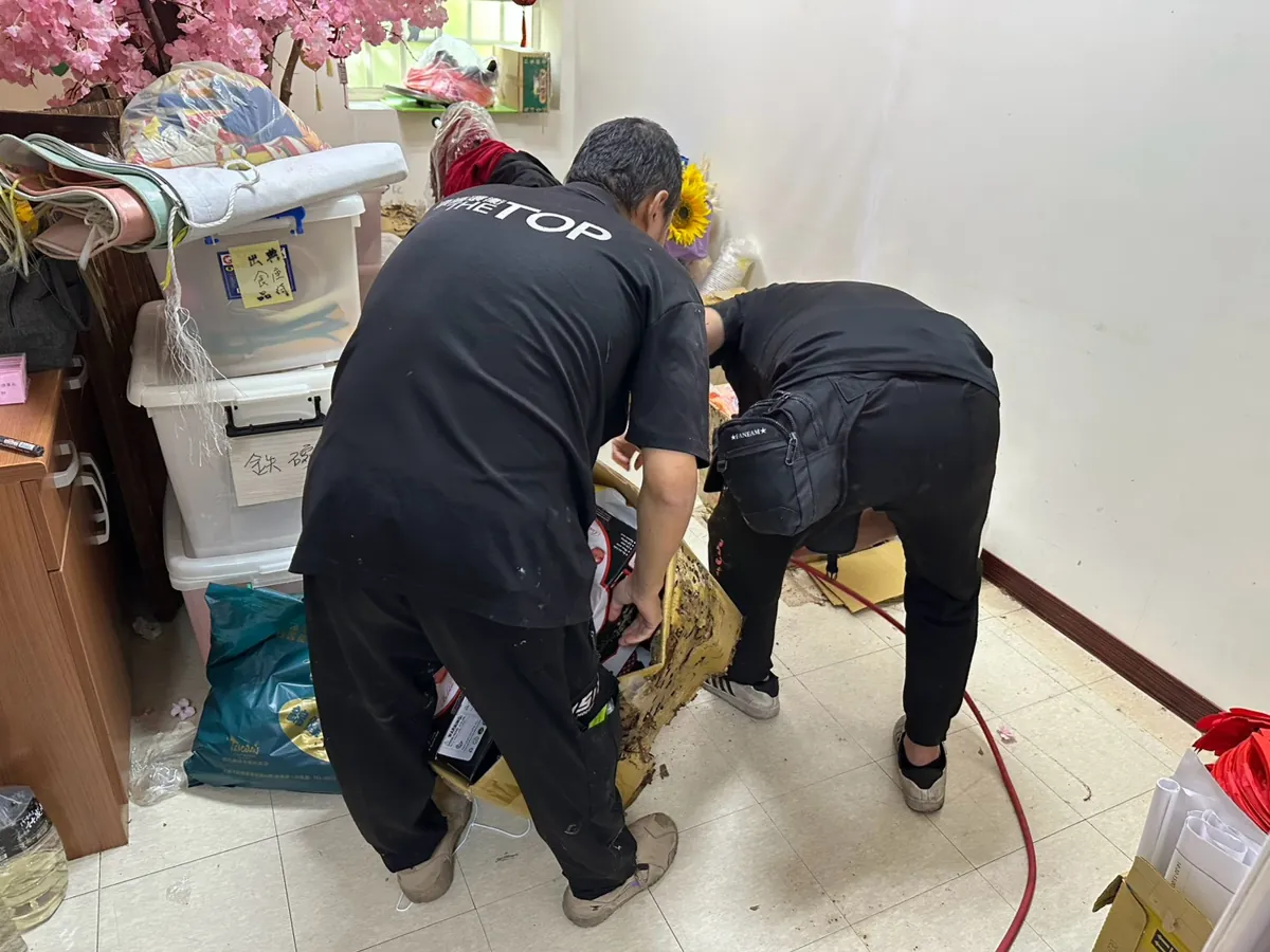 兩位技師清出儲藏室施作空間