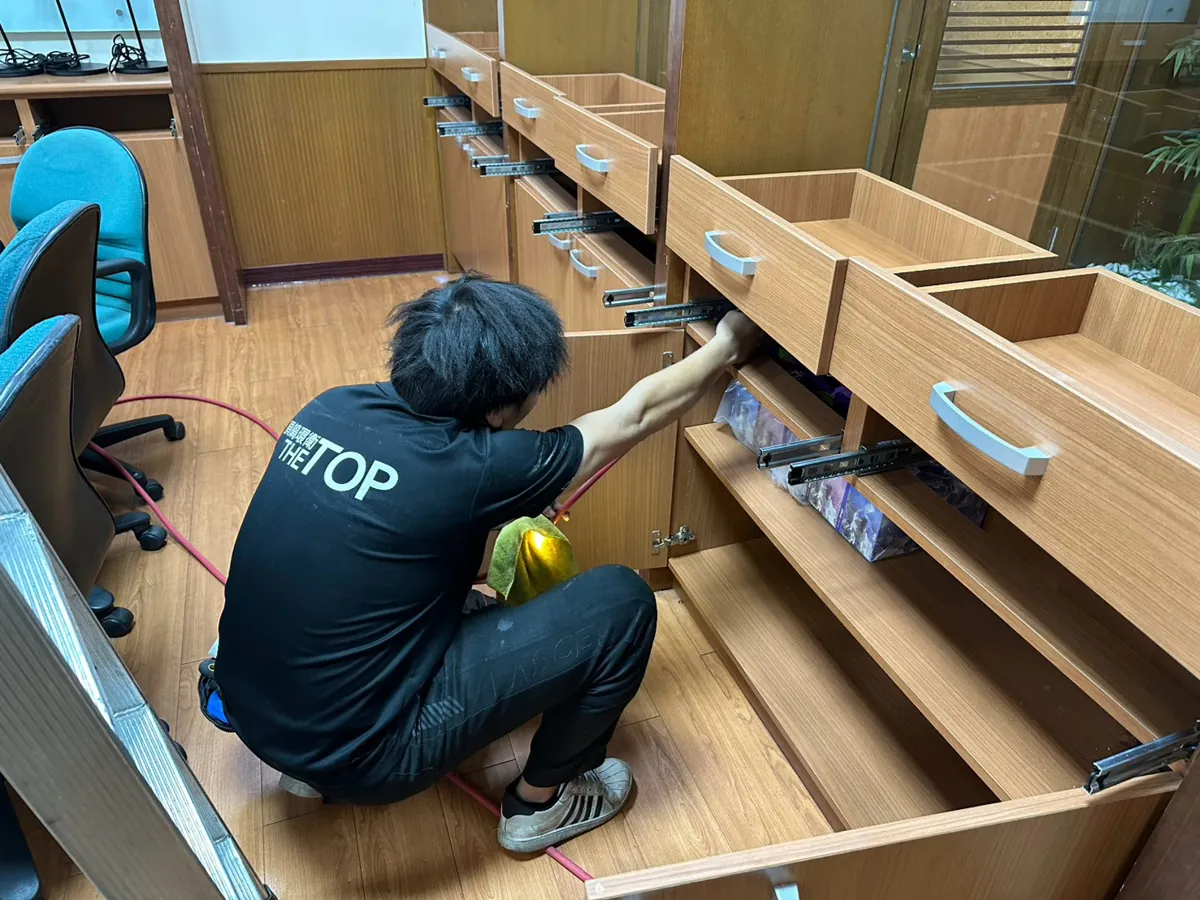 技師拉出抽屜對櫃體施藥