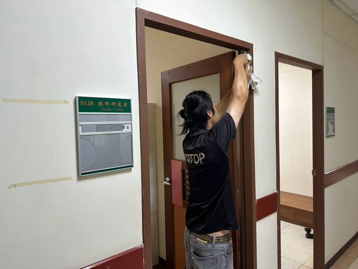 技師處理教師研究室門框