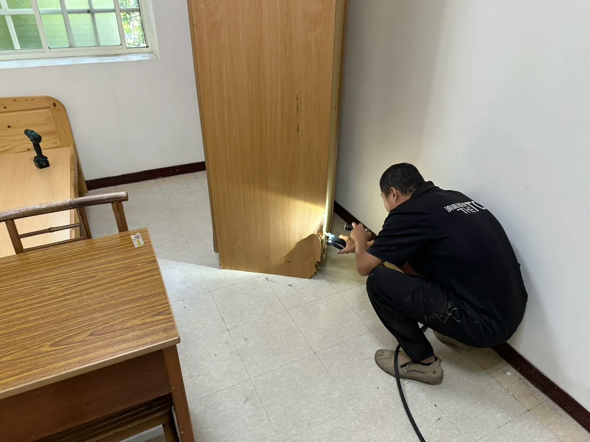 技師在高櫃底部鑽孔注藥
