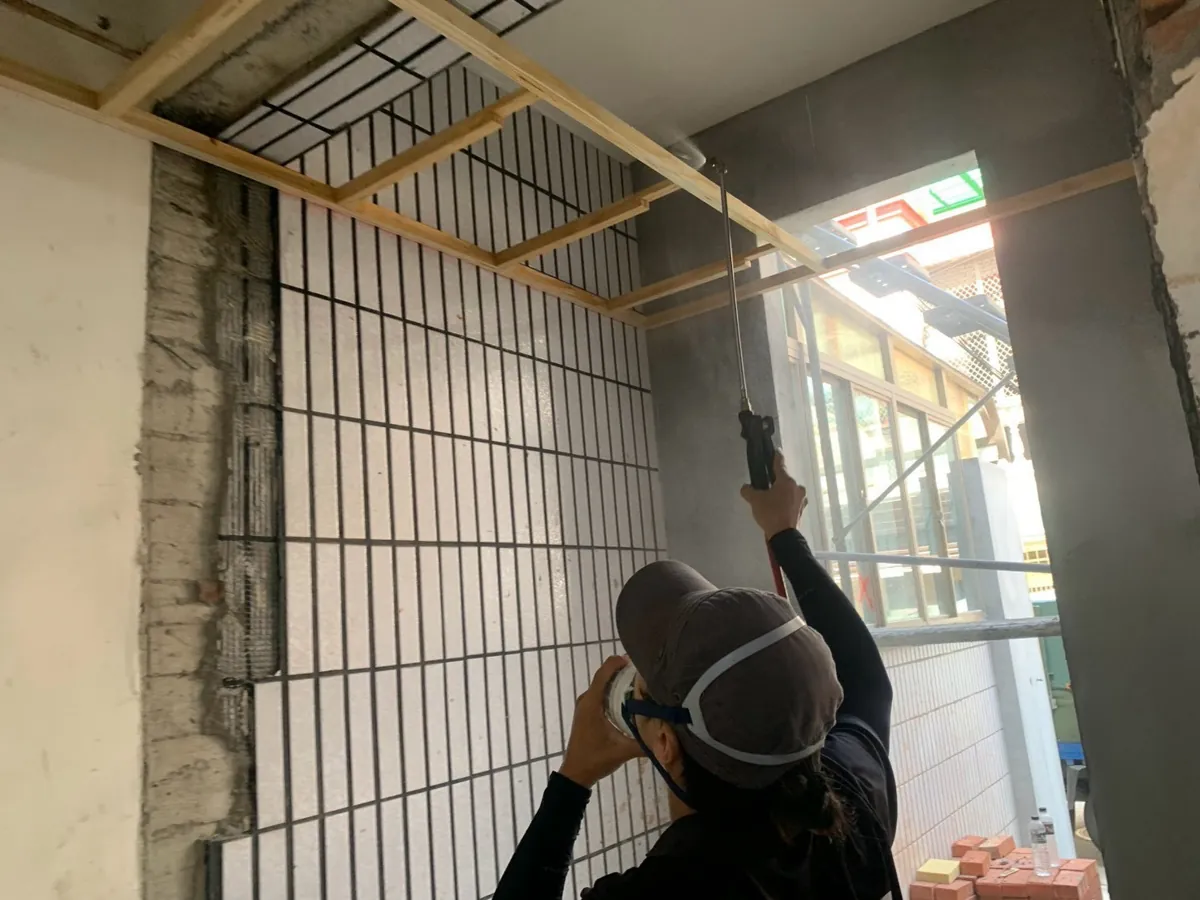 窗戶轉角上方骨架施藥