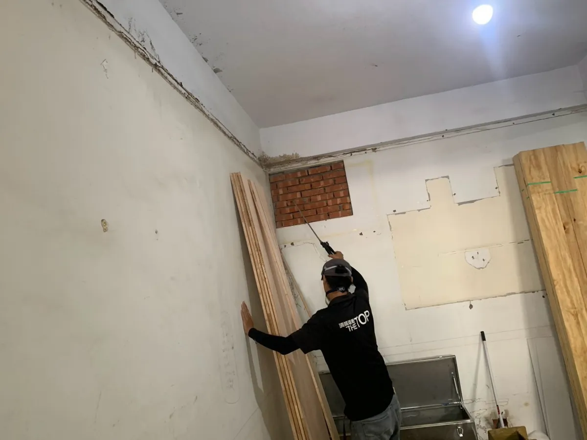 空屋拆除舊天花板後牆頂交界的白蟻泥線