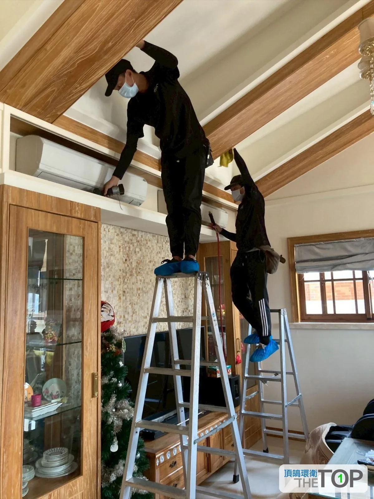 住家客廳天花板與冷氣機體周邊處理